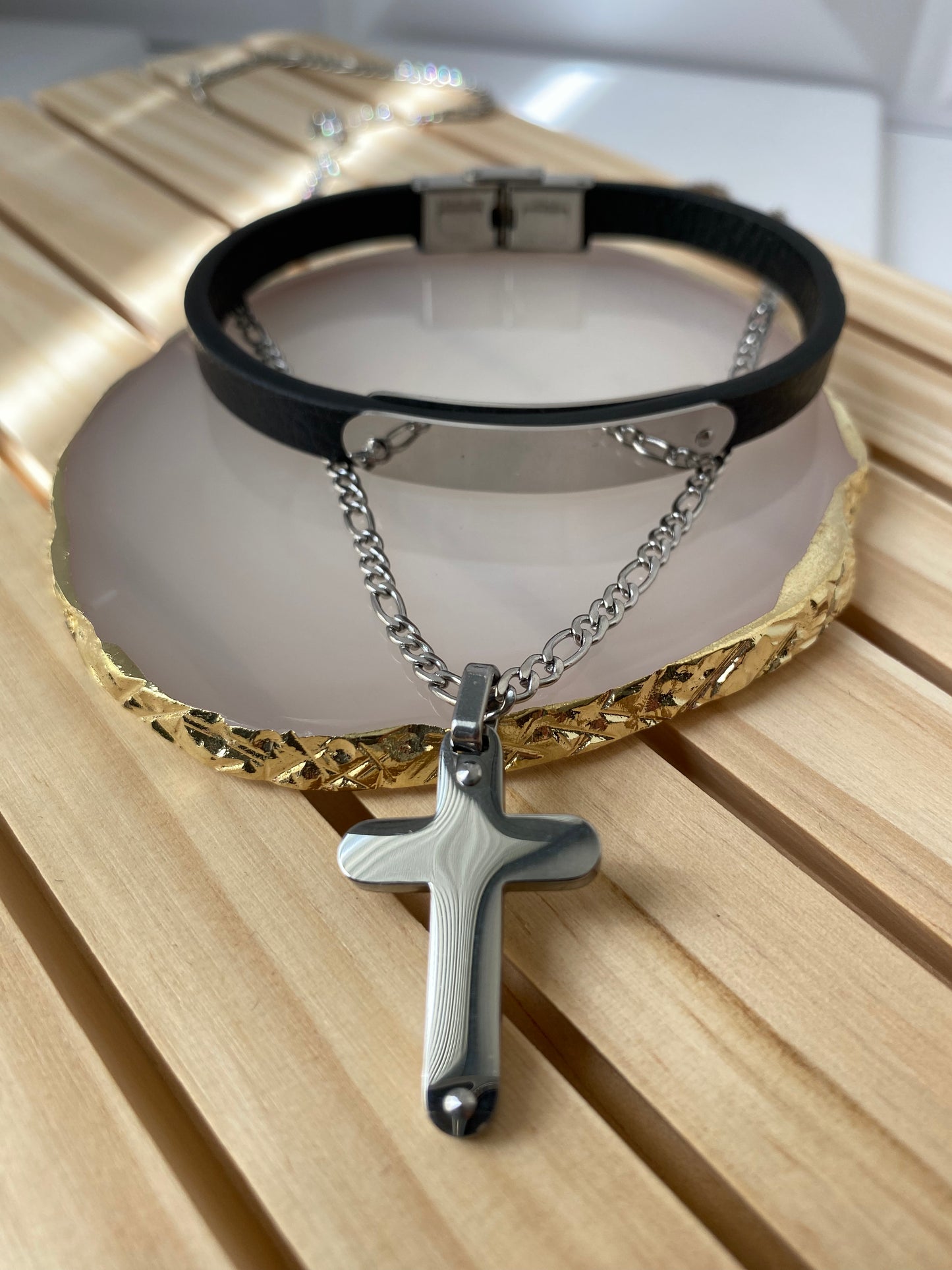 Cross necklace with leather bracelet