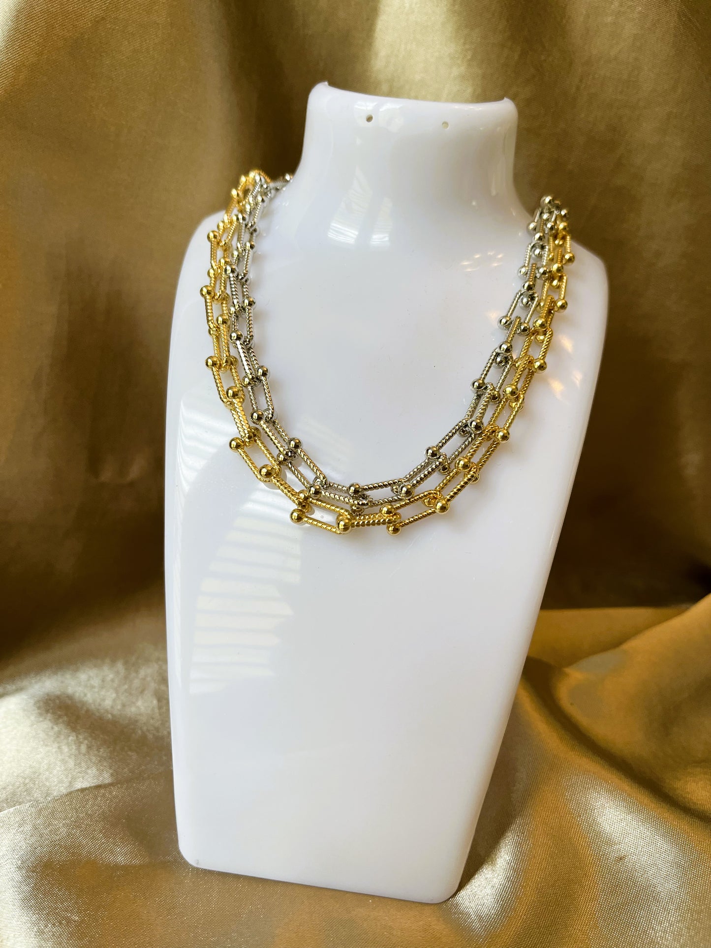U SHAPED NECKLACE